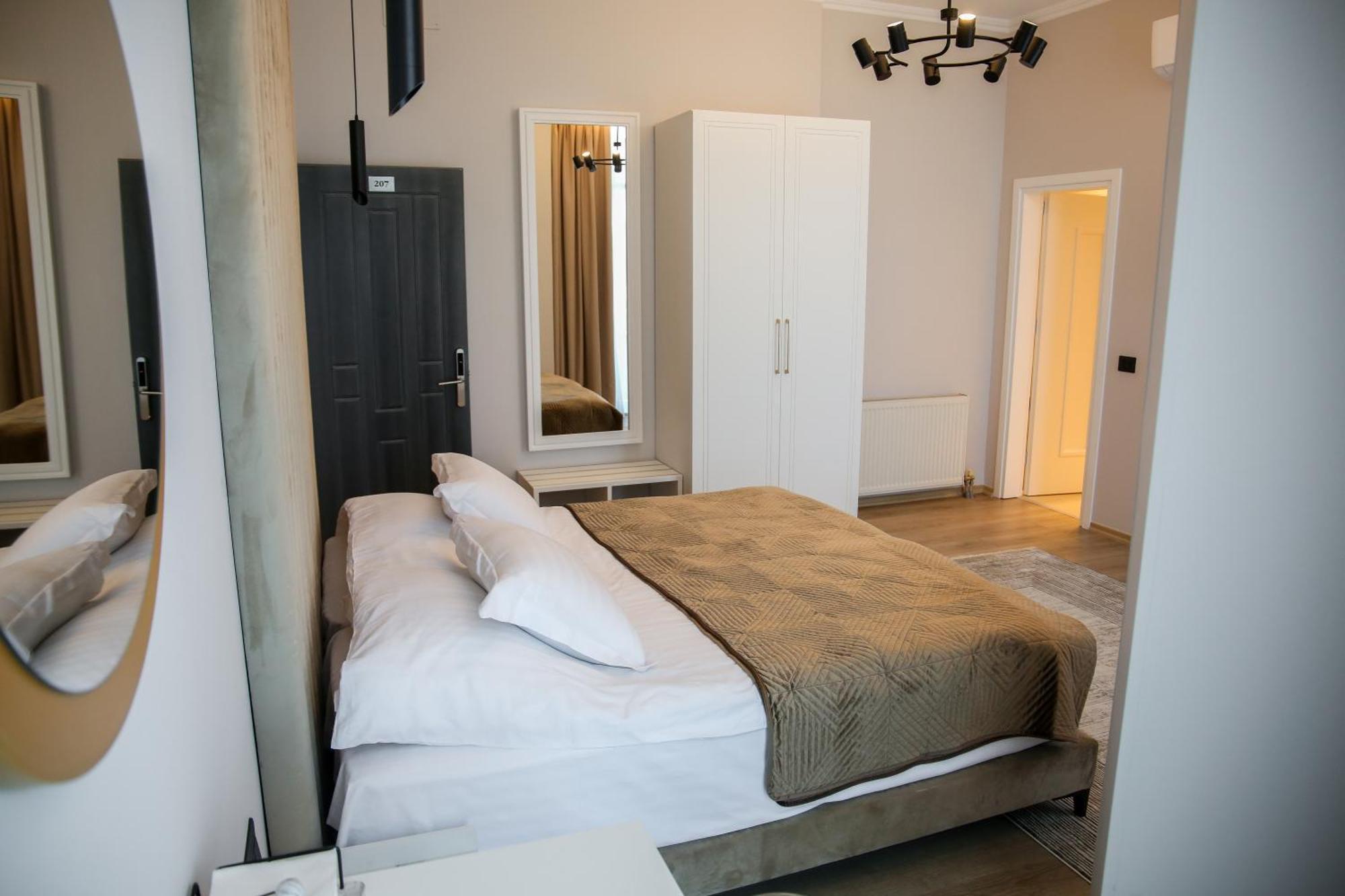 Sky View Hotel Корча Екстериор снимка