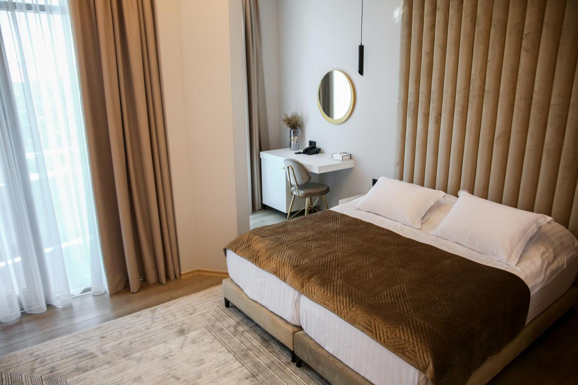 Sky View Hotel Корча Екстериор снимка