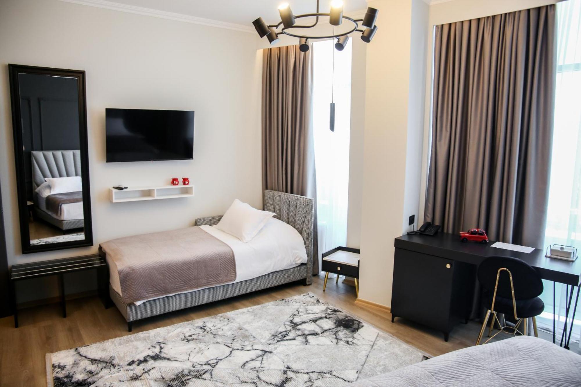 Sky View Hotel Корча Екстериор снимка